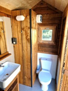 Profitez de la douche, des WC, d'un frigo et d'un évier sur votre emplacement