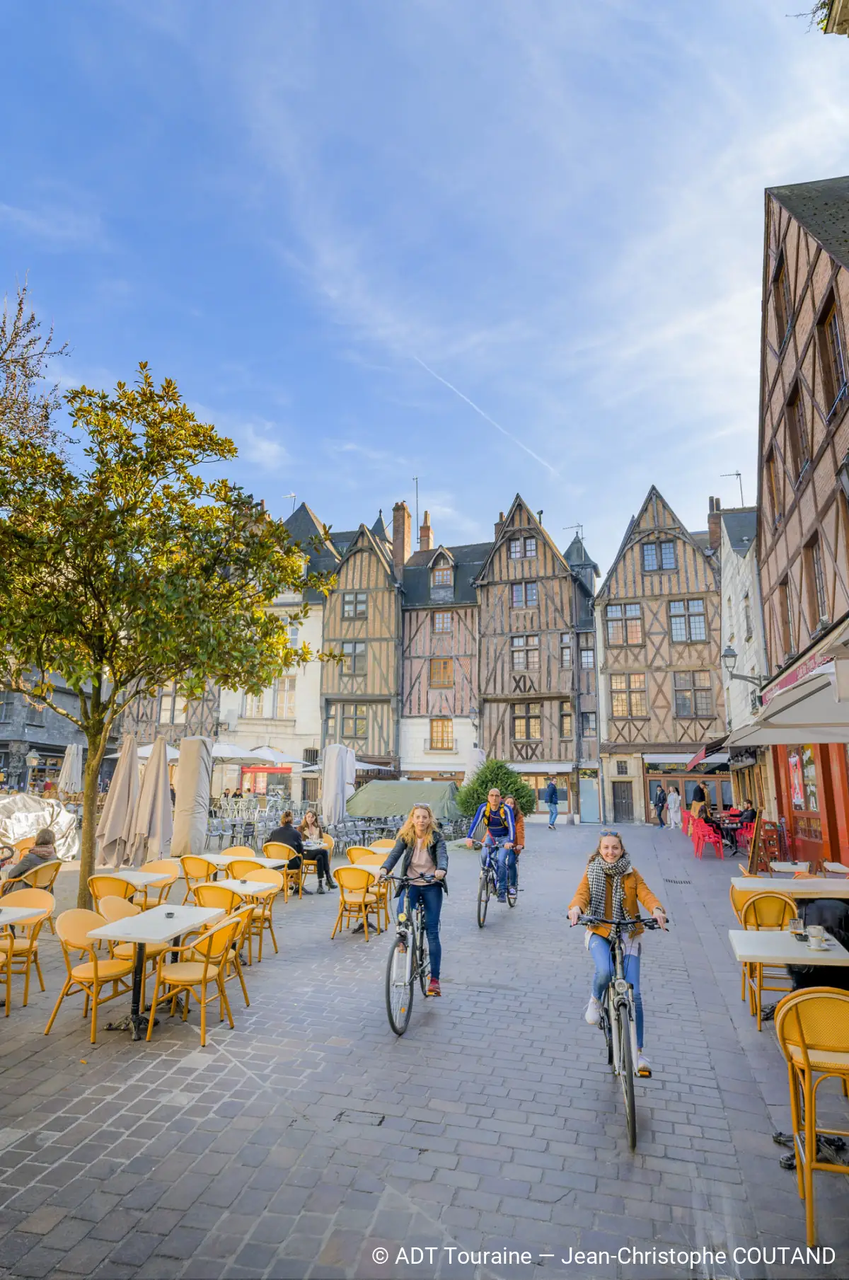 visite de la ville de tours street art tours a velo pres du camping 