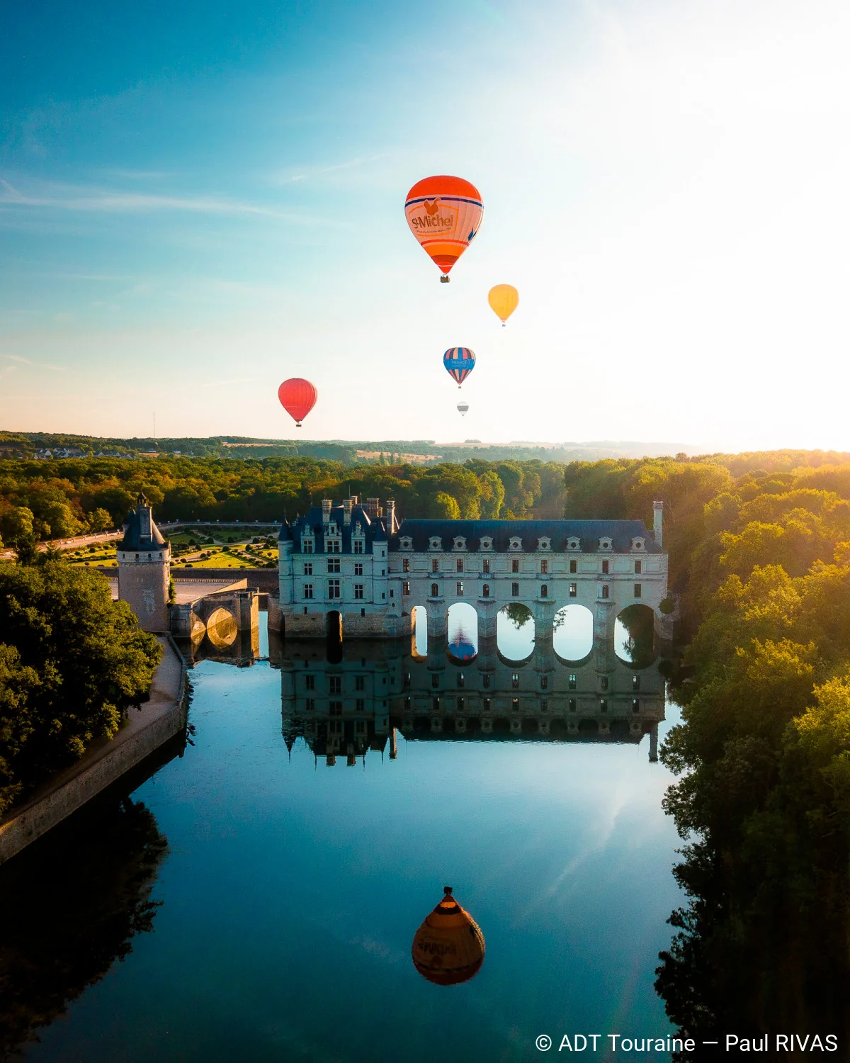 vue aerienne au dessus du chateau de chenonceau avec des montgolfieres 