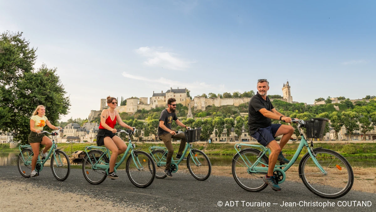 chateau de la loire - visite de la ville de tours street art tours a velo pres du camping