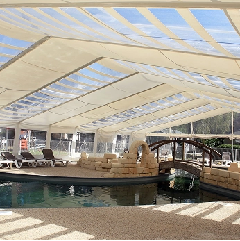 Wasserlandschaft mit Hallenbad Camping Loiretal